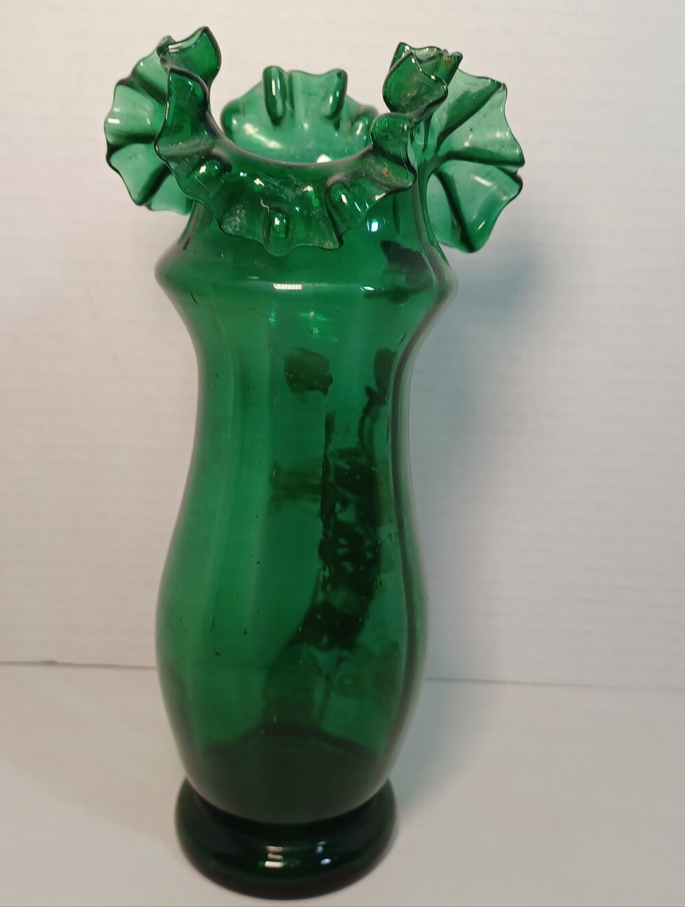 Fenton Style Green Hand-Painted Glass Ruffled Vase Beautiful Victorian Style - Picture 2 of 11